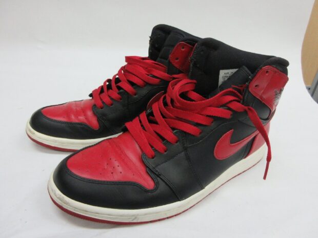 ナイキ　NIKE AIR JORDAN 1 RETRO HIGH Bulls 332550-061 　スニーカー