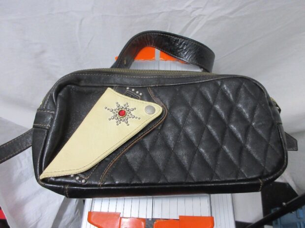 フラットヘッド THE FLAT HEAD　スタッズ付きホースハイドボディバッグ