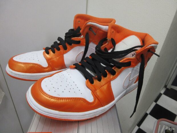 ナイキ NIKE AIR JORDAN 1 MID SE ELECTRO ORANGEBLACK-WHITE DM3531-800　スニーカー