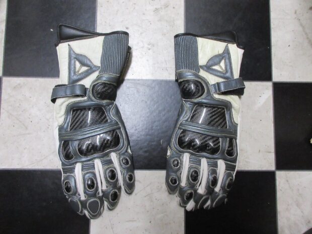 ダイネーゼ　DAINESE　カーボン製ナックルガード　レーシンググローブ